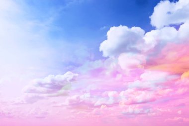 Mavi gökyüzü arka planında beyaz bulutlar, soyut mevsimlik duvar kağıdı, güneşli gün atmosferi