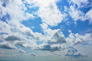 Mavi gökyüzü arka planında beyaz bulutlar, soyut mevsimlik duvar kağıdı, güneşli gün atmosferi
