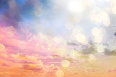 Mavi gökyüzü arka planında beyaz bulutlar, soyut mevsimlik duvar kağıdı, güneşli gün atmosferi