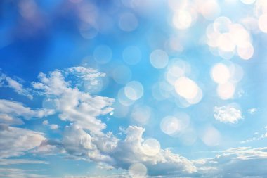 Mavi gökyüzü arka planında beyaz bulutlar, soyut mevsimlik duvar kağıdı, güneşli gün atmosferi