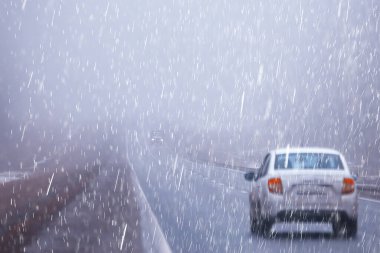 Avrupa 'da sonbahar otoban yağmuru ve sis, tehlikeli yol, kötü hava