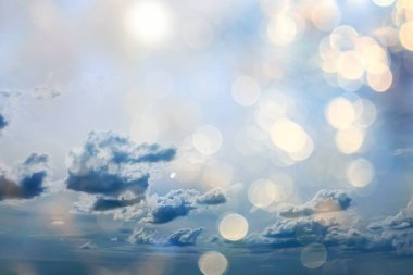 Mavi gökyüzü arka planında beyaz bulutlar, soyut mevsimlik duvar kağıdı, güneşli gün atmosferi