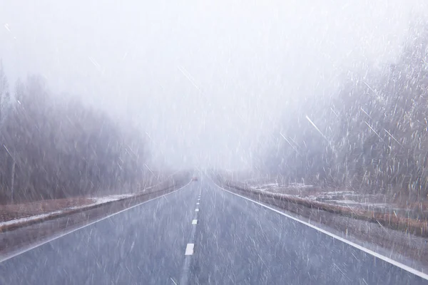 秋天风景高速公路上的雨和雾在欧洲 道路危险 天气恶劣 — 图库照片