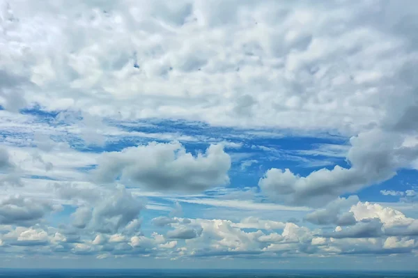Weiße Wolken Auf Blauem Himmelshintergrund Abstrakte Saisonale Tapeten Sonnige Tagesatmosphäre — Stockfoto