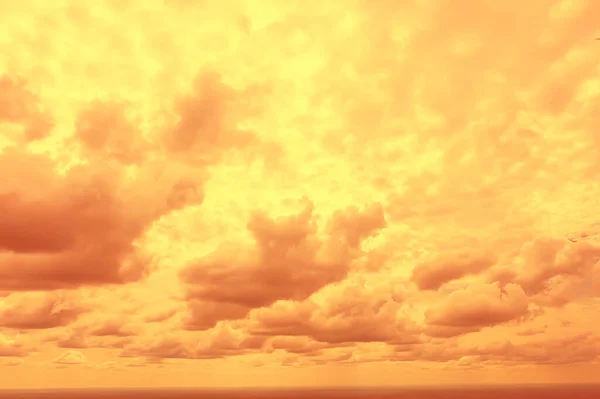 Πορτοκαλί Ουρανό Ηλιοβασίλεμα Σύννεφα Φόντο Αφηρημένη Ζεστό Φόντο Καλοκαιρινό Ουρανό — Φωτογραφία Αρχείου