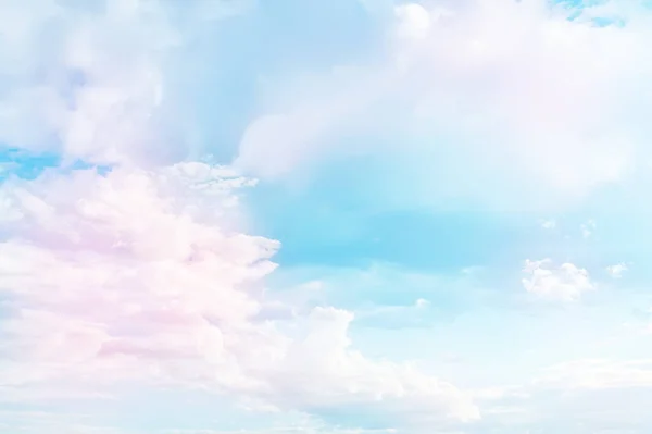 蓝天背景上的白云 抽象的季节性壁纸 晴天气氛 — 图库照片