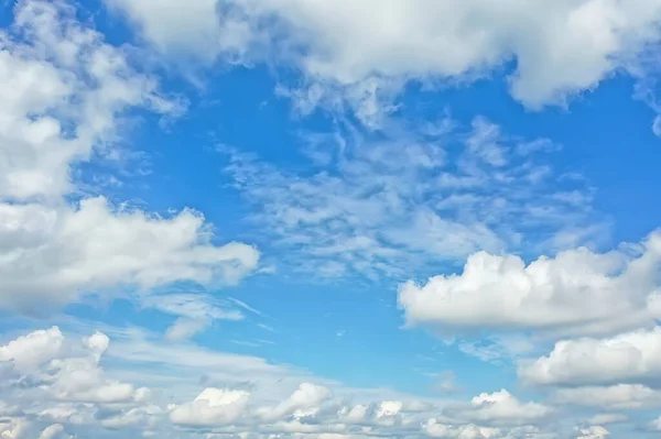 Bílé Mraky Modré Obloze Pozadí Abstraktní Sezónní Tapety Slunečný Den — Stock fotografie