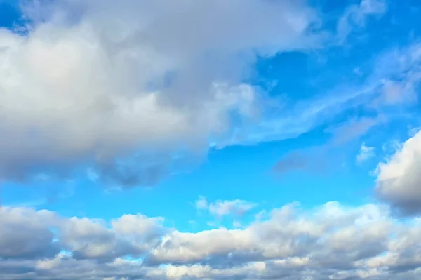 Mavi Gökyüzü Arka Planında Beyaz Bulutlar Soyut Mevsimlik Duvar Kağıdı — Stok fotoğraf