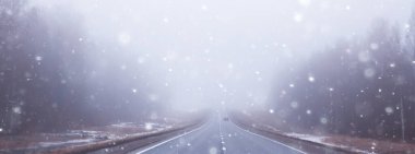Sis konseptinde yol, Cadılar Bayramı 'nda sis, otoyol