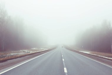 Sis konseptinde yol, Cadılar Bayramı 'nda sis, otoyol
