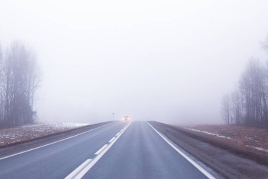 Sis konseptinde yol, Cadılar Bayramı 'nda sis, otoyol