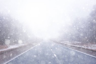 Sis konseptinde yol, Cadılar Bayramı 'nda sis, otoyol