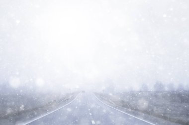 Sis konseptinde yol, Cadılar Bayramı 'nda sis, otoyol