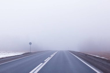 Soyut kış yolu sisi kar, Kasım ayındaki manzara ulaşımı
