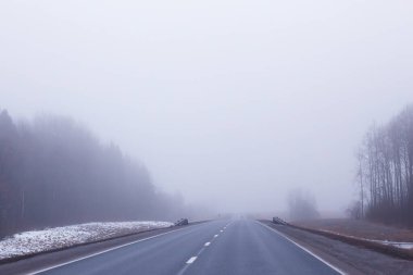 Sis konseptinde yol, Cadılar Bayramı 'nda sis, otoyol