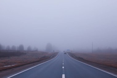 Sis konseptinde yol, Cadılar Bayramı 'nda sis, otoyol