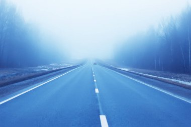 Sis konseptinde yol, Cadılar Bayramı 'nda sis, otoyol