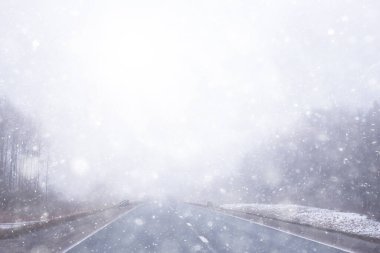 Sis konseptinde yol, Cadılar Bayramı 'nda sis, otoyol