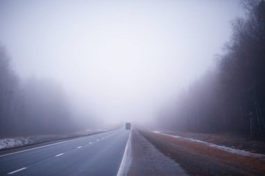 Sis konseptinde yol, Cadılar Bayramı 'nda sis, otoyol