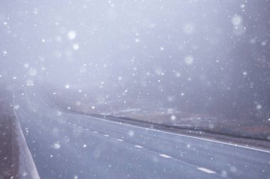 Sis konseptinde yol, Cadılar Bayramı 'nda sis, otoyol