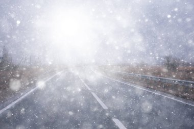 Sis konseptinde yol, Cadılar Bayramı 'nda sis, otoyol