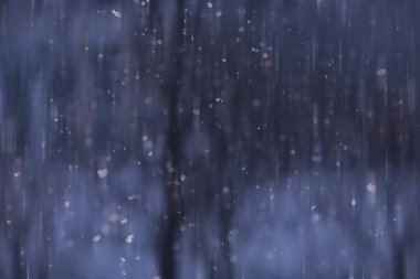 Bulanık sonbahar hava durumu arkaplanı, sonbahar yapraklarının düşüşü görünümü