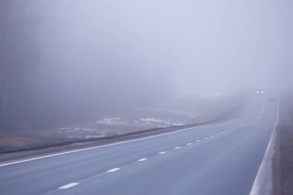 摘要冬季道路雾雪地景观在十一月交通中 — 图库照片