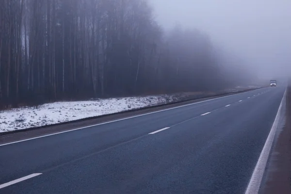 Дорога Тумане Туман Октябрьском Пейзаже Хэллоуина Шоссе — стоковое фото