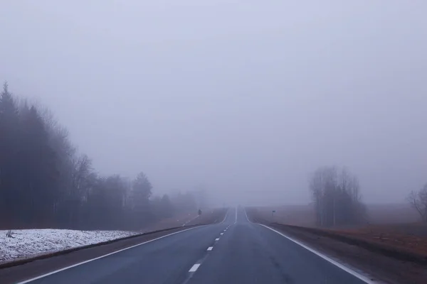 Абстрактная Зимняя Дорога Туман Снег Пейзаж Ноябре Транспорта — стоковое фото