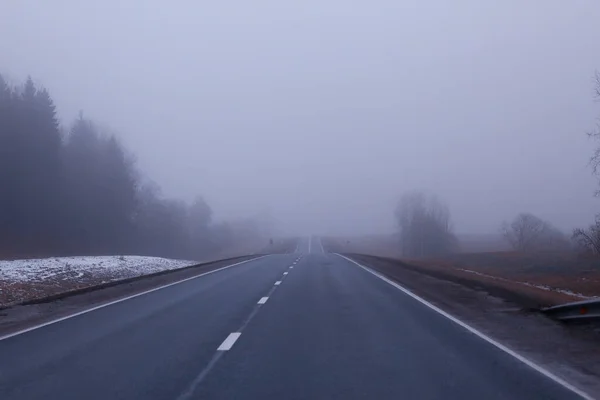 Дорога Тумане Туман Октябрьском Пейзаже Хэллоуина Шоссе — стоковое фото