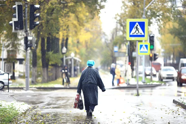 抽象的な冬の道路霧雪11月の交通機関の風景 — ストック写真