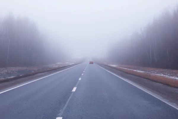 霧の中の道路ハロウィーンの10月の風景の霧高速道路 — ストック写真