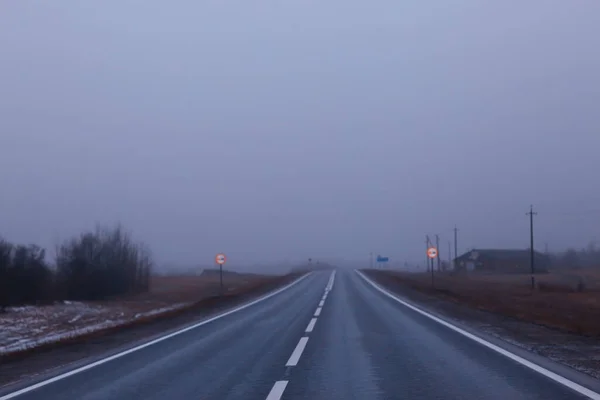 Route Dans Brouillard Concept Brume Octobre Paysage Halloween Autoroute — Photo
