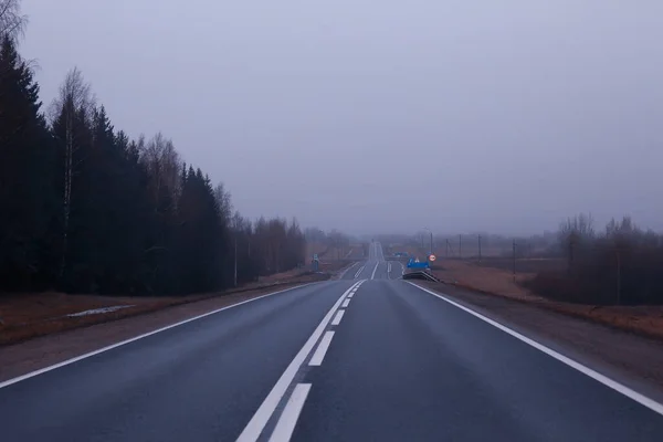 霧の中の道路ハロウィーンの10月の風景の霧高速道路 — ストック写真