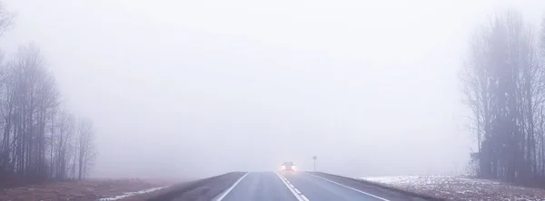 霧の中の道路ハロウィーンの10月の風景の霧高速道路 — ストック写真