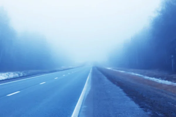 摘要冬季道路雾雪地景观在十一月交通中 — 图库照片