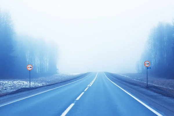 Абстрактная Зимняя Дорога Туман Снег Пейзаж Ноябре Транспорта — стоковое фото