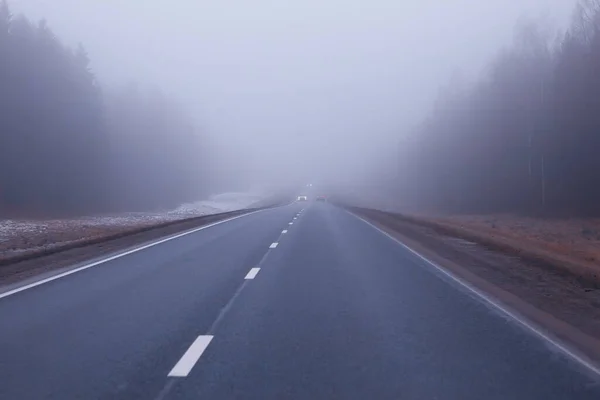 摘要冬季道路雾雪地景观在十一月交通中 — 图库照片