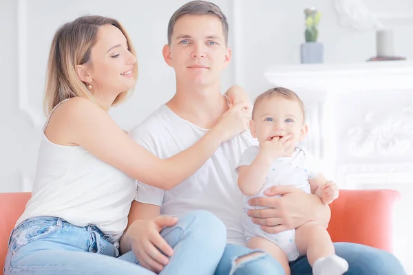 Bebe Con Los Padres En Una Casa Acogedora Saludable Joven Familia Mama Papa Y Bebe Sonrisa De Felicidad Hogar Infancia Stock Photo