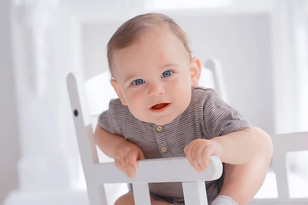 Tout Petit Enfant Dans Un Studio Lumineux Petit Garcon Bebe Beau Enfant En Bonne Sante Heureux Un Seul Stock Photo
