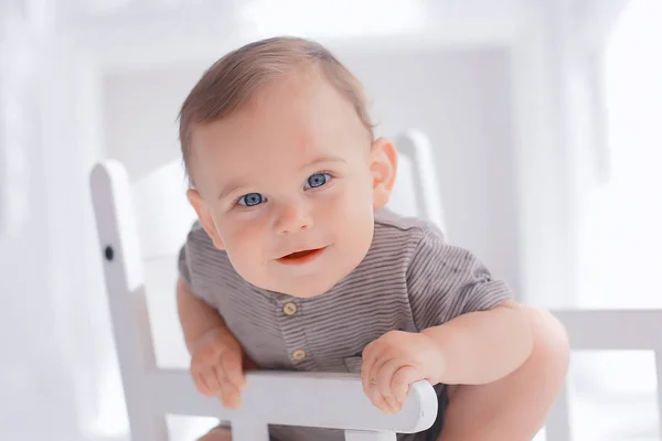Tout Petit Enfant Dans Un Studio Lumineux Petit Garcon Bebe Beau Enfant En Bonne Sante Heureux Un Seul Stock Photo