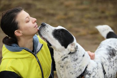 Bir kız açık Orta Asya Çoban Köpek Portresi