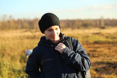 açık havada sonbahar manzarada yürümeye dostum, kapat