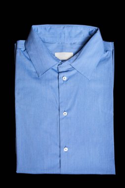 Siyah arka plan üzerinde izole mavi gömlek avbove görünümünden
