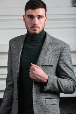 Yakışıklı şık genç adam beyaz arka plan üzerinde iç ayakta