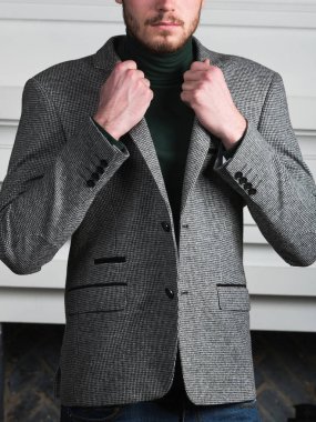 Yakışıklı şık genç adam beyaz arka plan üzerinde iç ayakta