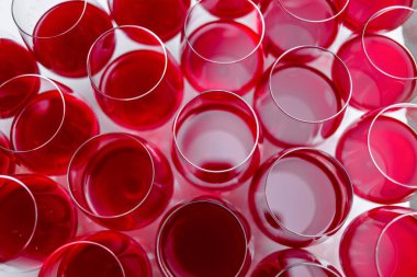 Kırmızı şarap dolu bir bardak bir satır yukarıdan görünümü servis edilmeye hazır dizilmiş