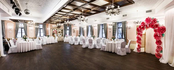 Vista frontal en el interior de una sala de banquetes lista para la boda — Foto de Stock