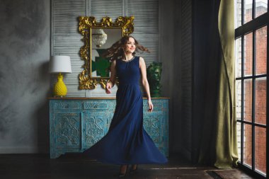 Portre portre çekici genç kadın gülümseyerek