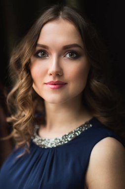 Portre portre çekici genç kadın gülümseyerek